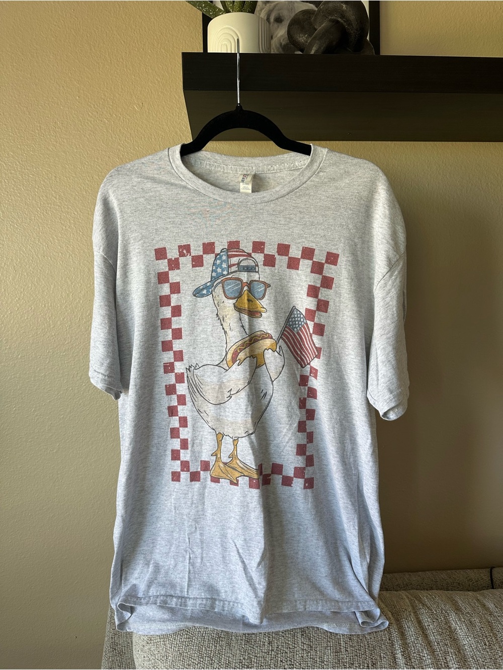 Gray Graphic Tee with Patriotic Duck Print - Men’s Casual Shirt